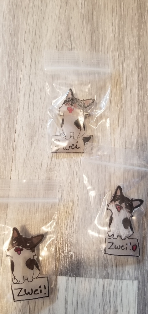 Zwei Shrinky Dinks pins